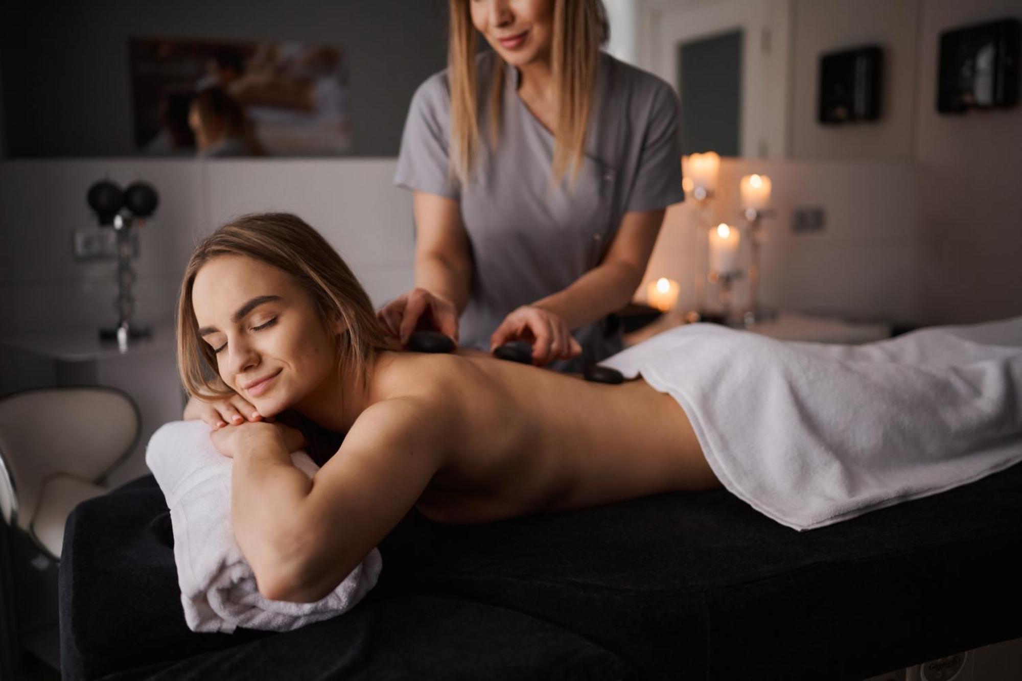 Willa Port Ostroda Exterior photo A woman receiving a hot stone massage