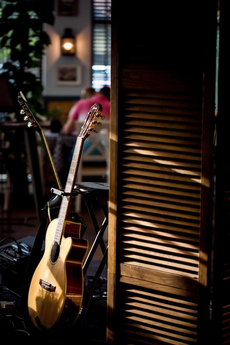 Willa Port Ostroda Exterior photo A guitar in a stand