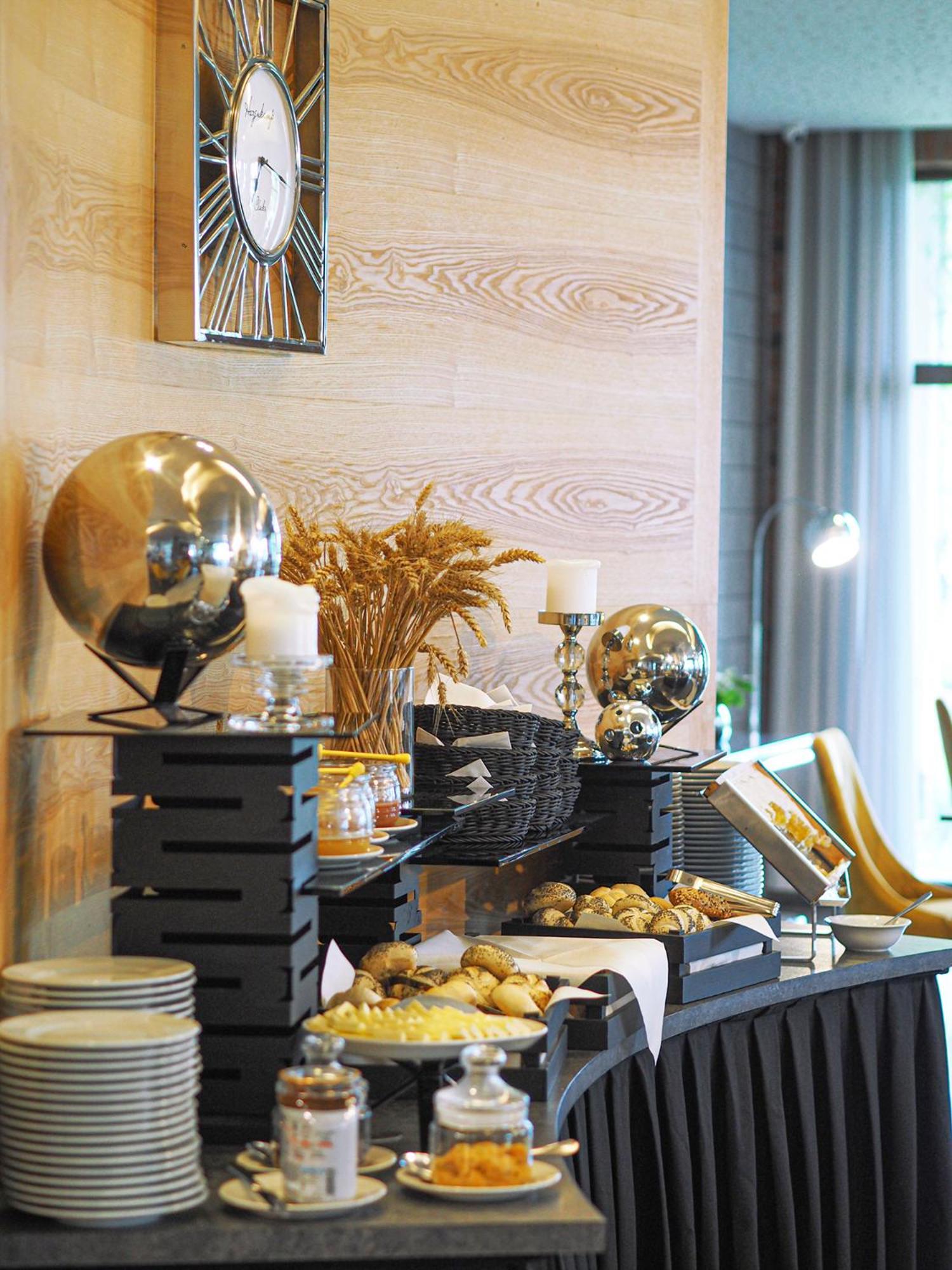 Willa Port Ostroda Exterior photo A buffet at a hotel