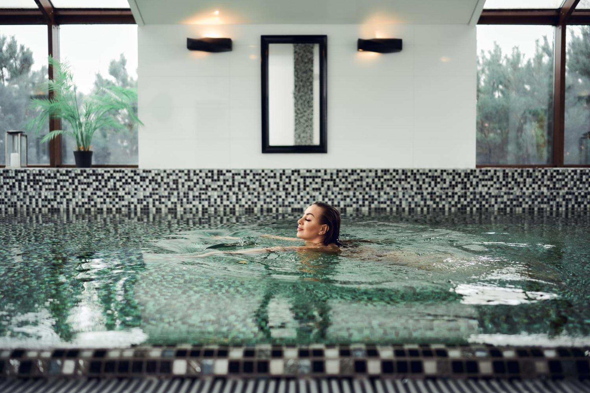 Willa Port Ostroda Exterior photo A woman swimming in a pool